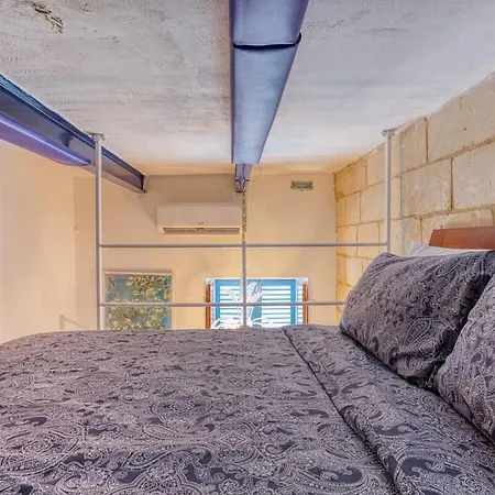 Apartment Charming Maltese Loft Steps From & Cafes
