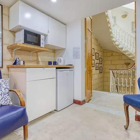 Apartment Charming Maltese Loft Steps From & Cafes *