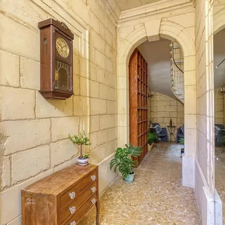 Charming Maltese Loft Steps From & Cafes Apartment *