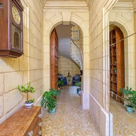 Charming Maltese Loft Steps From & Cafes Apartment *
