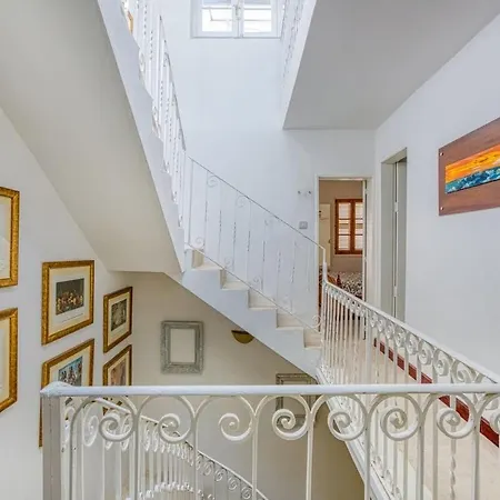 Apartment Charming Maltese Loft Steps From & Cafes *